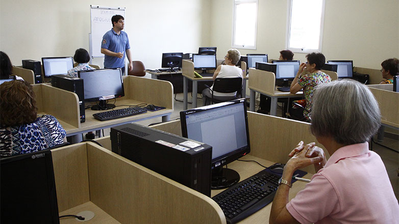 Atividades da Casa do Idoso / curso de ingles /informatica /atividades piscina  Fotos Charles de Moura