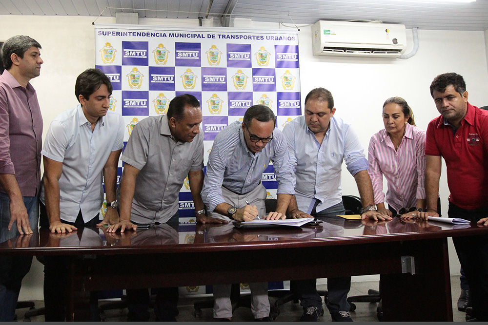 MANAUS 30.03.17 - A COMISSAO DE TRANSPORTE E VIACAO PUBLICA DA CAMARA MUNICIPAL DE MANAUS (CMM) EM REUNIAO COM O SUPERINTENDENTE ALDO ALBUQUERQUE DA SUPERINTENDENCIA MUNICIPAL DE TRANSPORTES URBANOS.
FOTO:TIAGO CORREA/CMM