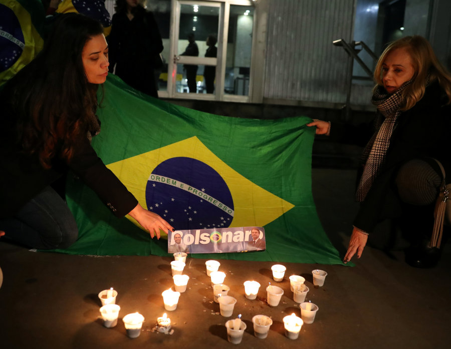 People light candles for presidential candidate Jair Bolsonaro after he was stabbed by a man in Juiz de Fora at Paulista avenue in Sao Paulo, Brazil September 6, 2018. REUTERS/Paulo Whitaker