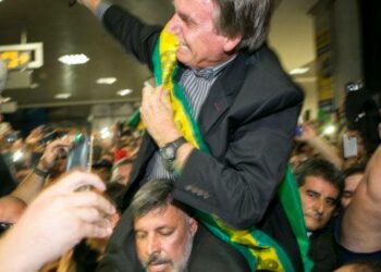 Bolsonaro / Curitiba - 28-03-2017 - O pré-candidato à Presidência Jair Bolsonaro (PSL) esteve em Curitiba na manhã desta quarta-feira e fez um minicomício no Aeroporto Afonso Pena. Participou de uma carreata, almoçou em uma tradicional churrascaria da cidade, tirou fotos para o partido e foi para Ponta Grossa. No curto período teve de tudo: tumulto no aeroporto, frases de efeito, carregado nos ombros dos militantes e até um Batman marcou presença no final da manhã. Bolsonaro esteve acompanhado do Delegado Fernando Franscichini e do ator Alexandre Frota.