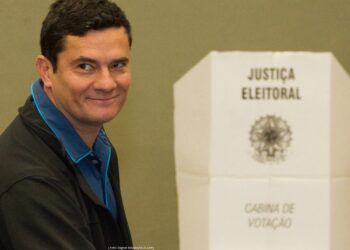O juiz federal Sergio Fernando Moro comparece  para votação em um clube em Curitiba (Pr) na manhã deste domingo (03).