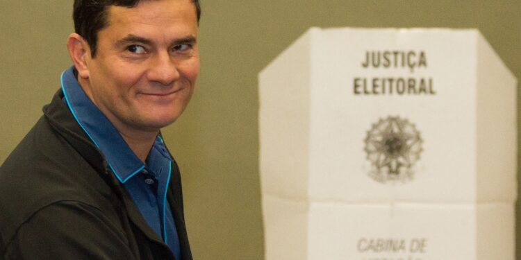 O juiz federal Sergio Fernando Moro comparece para votação em um clube em Curitiba (Pr) na manhã deste domingo (03).