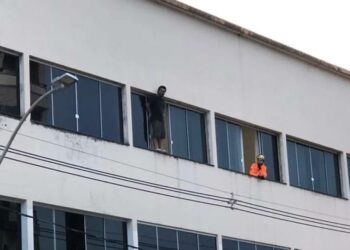 Homem que ameaçava se jogar do prédio.