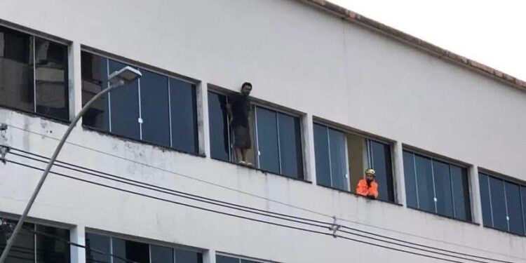 Homem que ameaçava se jogar do prédio.