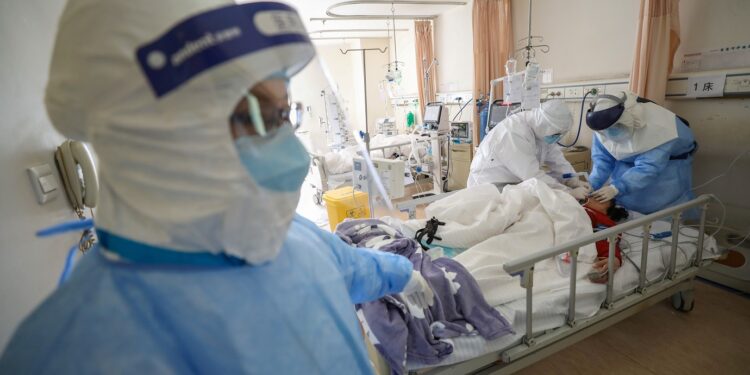 Equipe médica atua em hospital de Wuhan, China, epicentro do surto do novo coronavírus
16/02/2020
China Daily via REUTERS