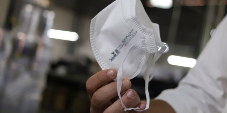 Um homem segura uma máscara de respirador PFF2 na fábrica da Delta Plus em Socorro, estado de São Paulo, Brasil, 3 de março de 2020. Foto tirada em 3 de março de 2020. REUTERS / Rahel Patrasso