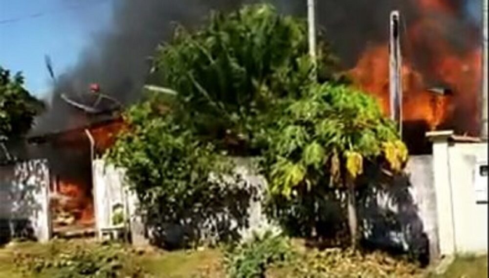 Homem morre carbonizado ao tentar apagar incêndio de casa