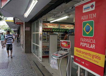 Farmácia Popular do Brasil

É uma rede de 34.682 de farmácias conveniadas, ou seja, cerca de 50% das existentes em todo o País. O Programa Farmácia Popular do Brasil foi criado com o objetivo de oferecer mais uma alternativa de acesso da população aos medicamentos considerados essenciais. O Programa cumpre uma das principais diretrizes da Política Nacional de Assistência Farmacêutica.