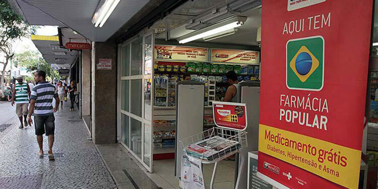 Farmácia Popular do Brasil

É uma rede de 34.682 de farmácias conveniadas, ou seja, cerca de 50% das existentes em todo o País. O Programa Farmácia Popular do Brasil foi criado com o objetivo de oferecer mais uma alternativa de acesso da população aos medicamentos considerados essenciais. O Programa cumpre uma das principais diretrizes da Política Nacional de Assistência Farmacêutica.