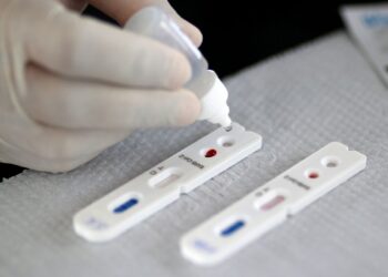 Profissional de saúde realiza teste para o novo coronavírus em Brasília
21/04/2020
REUTERS/Ueslei Marcelino