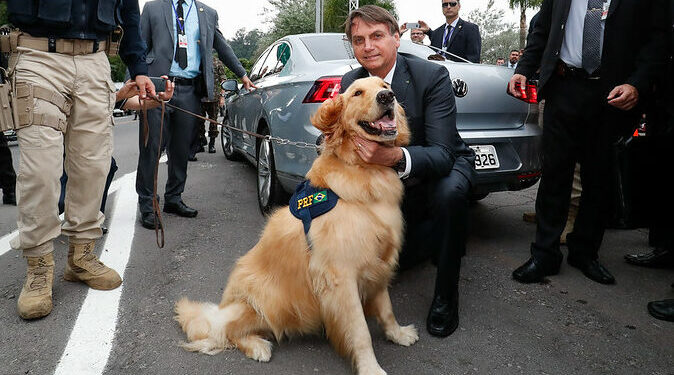 (Bento Gonçalves - RS, 05/12/2019) Presidente da República Jair Bolsonaro, posa para fotografia com cachorro e seu guia da Polícia Rodoviária Federal.rFoto: Alan Santos/PR