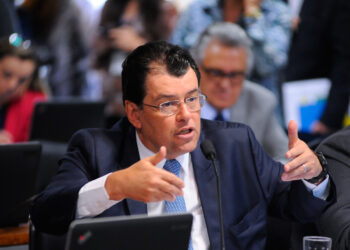 Comissão de Constituição, Justiça e Cidadania (CCJ) realiza audiência pública para indicação de autoridades. Logo depois, deliberativa com 38 itens. Entre eles, a PEC 24/2012, que institui o Fundo Nacional de Desenvolvimento da Segurança Pública. 

Em pronunciamento, senador Eduardo Braga (PMDB-AM). 

Foto: Pedro França/Agência Senado