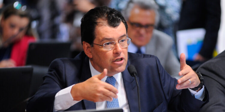 Comissão de Constituição, Justiça e Cidadania (CCJ) realiza audiência pública para indicação de autoridades. Logo depois, deliberativa com 38 itens. Entre eles, a PEC 24/2012, que institui o Fundo Nacional de Desenvolvimento da Segurança Pública. 

Em pronunciamento, senador Eduardo Braga (PMDB-AM). 

Foto: Pedro França/Agência Senado