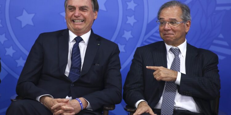 Cerimonia de posse do  presidente do BNDES (Banco Nacional de Desenvolvimento Econômico e Social), Gustavo Montezano.
Montezano defendeu o alinhamento “total” da nova direção do banco com o governo federal, afirmou que a instituição buscará ajudar nos processos de desestatização, abrirá sua “caixa-preta” (promessa de campanha do presidente) e devolverá recursos ao Tesouro Nacional. Brasilia, 16-07-2019. Foto: Sérgio Lima/PODER 360