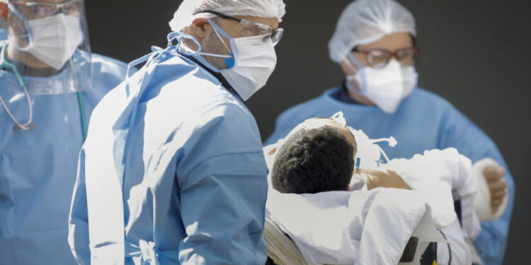 Coronavirus-Covid-19 - Movimentação de ambulâncias, pacientes, enfermeiros, bombeiros e socorristas no Hospital Regional da Asa Norte, local de referência para paciebtes com a Covid-19. Sérgio Lima/Poder360 04.04.2020