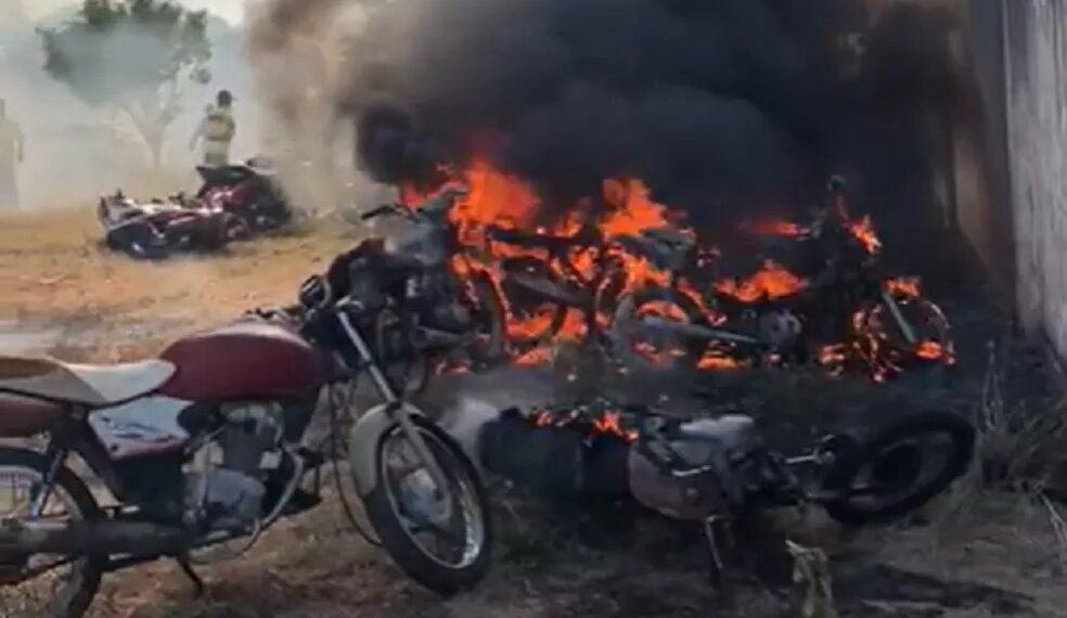 Meninos de 9 e 10 anos jogam bomba no pátio do Detran e deixam dez motos incendiadas