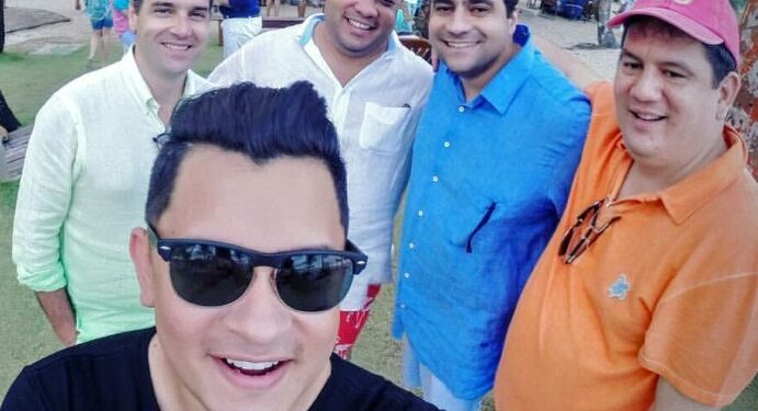 Ari Coutinho Junior no casamento da filha de Eduardo Braga, em Trancoso (BA) | Imagens: Divulgação/Redes Sociais