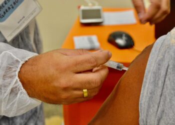 FOTOS: Arthur Castro/Secom, Girlene Medeiros/FVS-AM e Divulgação/SES-AM