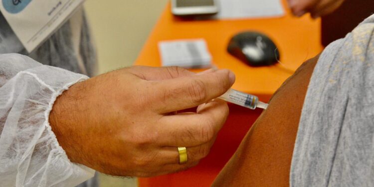 FOTOS: Arthur Castro/Secom, Girlene Medeiros/FVS-AM e Divulgação/SES-AM