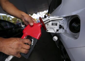 Brasília - Postos de combustíveis ajustam os preços e repassam para o consumidor o aumento da alíquota do PIS e Cofins pelo litro da gasolina(Marcelo Camargo/Agência Brasil)