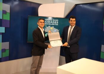 A solenidade com o prefeito Davi Almeida aconteceu  nesta sexta-feira (22), na sede da emissora de televisão Band Amazonas, na avenida André Araújo, bairro Aleixo, Zona Centro-Sul. Foto: Divulgação