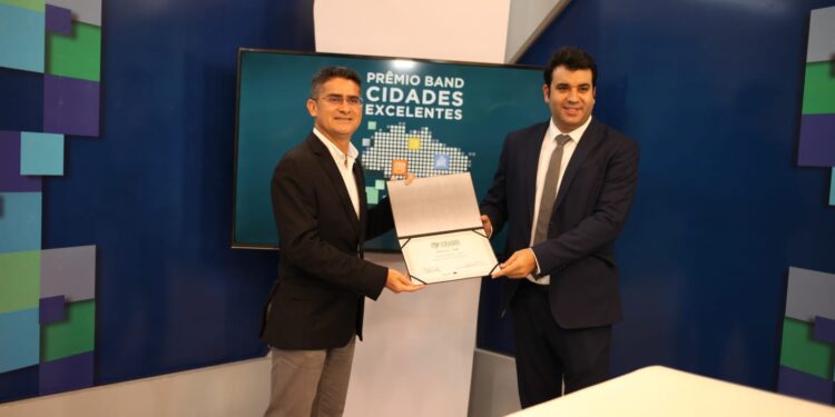 A solenidade com o prefeito Davi Almeida aconteceu  nesta sexta-feira (22), na sede da emissora de televisão Band Amazonas, na avenida André Araújo, bairro Aleixo, Zona Centro-Sul. Foto: Divulgação