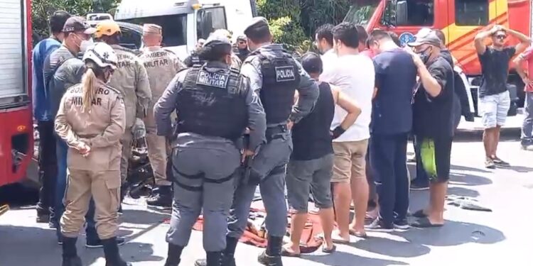 Suspeita é que homem dormiu ao volante. Carro que ele dirigia colidiu com caminhão e seu corpo ficou preso entre as ferragens. Foto: Divulgação