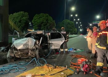 Vítima ficou presa às ferragens, mas não foi informado o estado de saúde e nem sua identidade. Foto: Divulgação