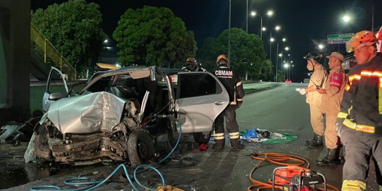 Vítima ficou presa às ferragens, mas não foi informado o estado de saúde e nem sua identidade. Foto: Divulgação