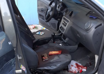 Carro, modelo Voyage, ficou sujo de sangue dos assaltantes que estavam na avenida Carpinteiro Peres, Educandos, Zona Sul. Foto: Divulgação
