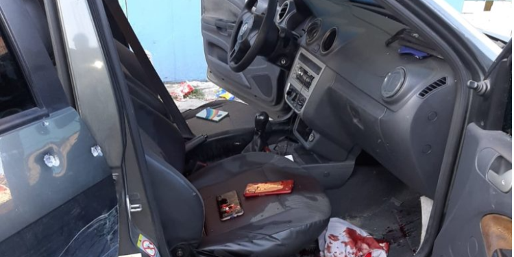 Carro, modelo Voyage, ficou sujo de sangue dos assaltantes que estavam na avenida Carpinteiro Peres, Educandos, Zona Sul. Foto: Divulgação