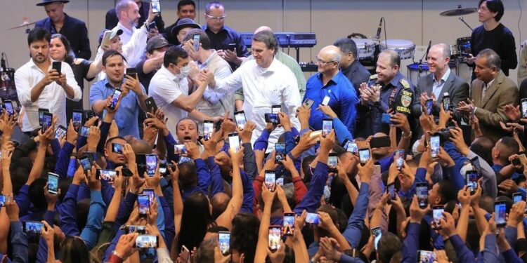 Bolsonaro e Wilson Lima tiveram grande recepção. O presidente disse ainda algumas palavras na cerimônia. Foto: Divulgação
