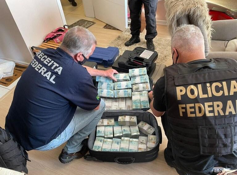 PF prende grupo que usava escravos para fabricar cigarro clandestino