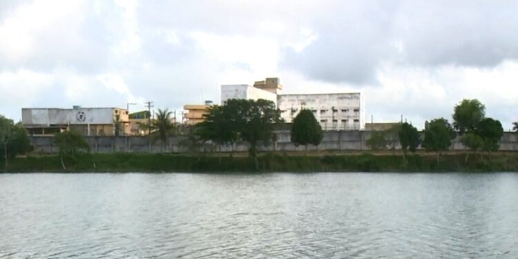 Após conseguir fugir de penitenciária, detento fugiu nadando por lagoa no norte do estado. Ele cumpria pena por tráfico de drogas. Foto: Reprodução/TV Gazeta