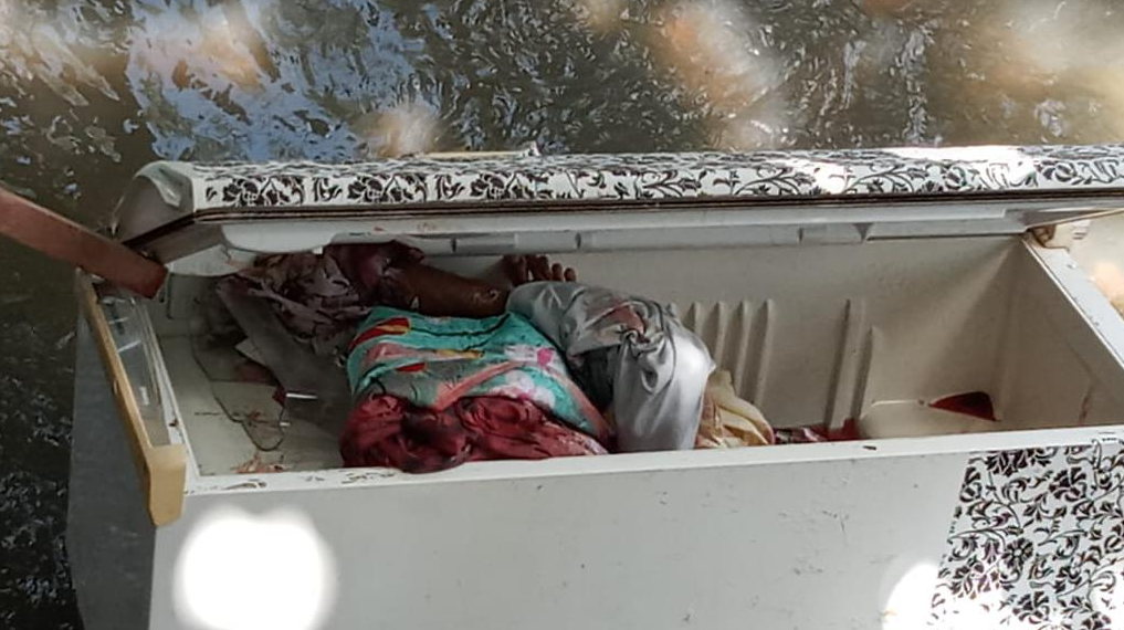 Restos mortais de um corpo estavam dentro de uma geladeira que foi jogada no igarapé, no São José, Zona Leste. Foto: Divulgação