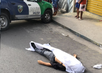 Vítima, ainda não identificada, estaria indo trabalhar quando foi abordado por assaltantes e reagiu. Ele levou tiros. Foto: Divulgação