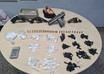 Polícia encontrou arsenal de armas, munições, além de quantidades de maconha, oxi e cocaína. Foto: Divulgação/SSP-AM