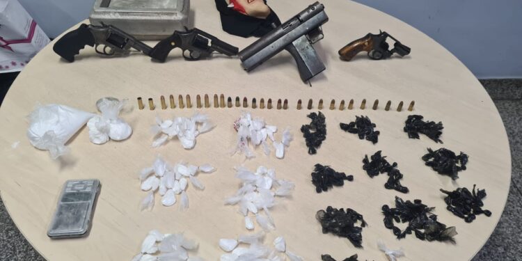 Polícia encontrou arsenal de armas, munições, além de quantidades de maconha, oxi e cocaína. Foto: Divulgação/SSP-AM