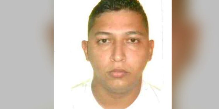 Josinaldo Bentes de Aquino, 33, se envolveu no crime no dia 11 de setembro deste ano, no conjunto Eldorado. Informações sobre o paradeiro dele podem ser repassadas à PC de forma anônima pelo disque-denúncia (92) 98476-0984, do 1º DIP, ou pelo 181.