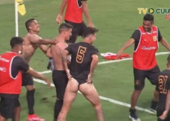 Radamés se empolgou tanto que levantou o calção e deixou parte do bumbum à mostra. Os colegas caíram na gargalhada e quem estava assistindo, também. Foto: Reprodução/TV Cuiabá