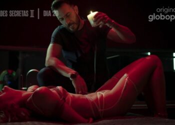 Angel, interpretada por Camila Queiroz, volta a fazer o "book rosa". Foto: Reprodução/Globoplay