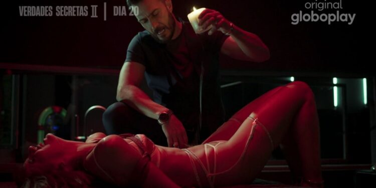 Angel, interpretada por Camila Queiroz, volta a fazer o "book rosa". Foto: Reprodução/Globoplay