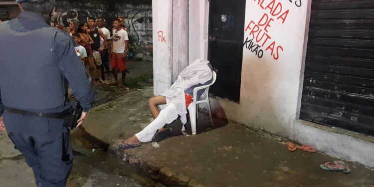 Eduardo Soares Pereira, de 19 anos, estava sentado quando assassinados chegaram e deram 14 tiros. Foto: Divulgação
