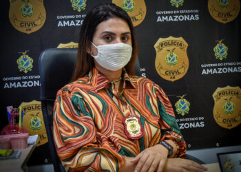Delegada Juliana Tuma, titular do 22 DIP, explica que o ato criminoso ocorre geralmente em saídas de agências bancárias, tendo como principal alvo pessoas idosas. Foto: Erlon Rodrigues/PC-AM - Divulgação