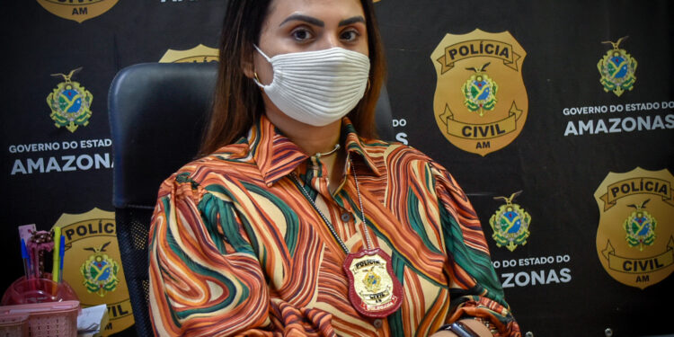 Delegada Juliana Tuma, titular do 22 DIP, explica que o ato criminoso ocorre geralmente em saídas de agências bancárias, tendo como principal alvo pessoas idosas. Foto: Erlon Rodrigues/PC-AM - Divulgação
