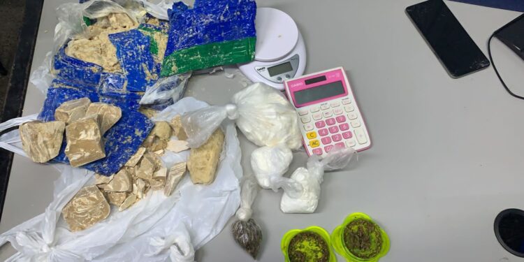 Foram apreendidos 2 quilos de substâncias entorpecentes, R$ 2.582 em espécie proveniente da venda das drogas e uma balança de precisão. Foto: PC-AM/Divulgação