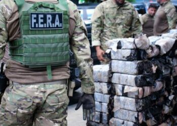 Quatro pessoas foram presas e a PC conseguiu fazer a apreensão de duas toneladas de cocaína e maconha tipo skunk, além de armas de fogo, granadas e munições. Foto: Mayara Viana/PC-AM  - Divulgação