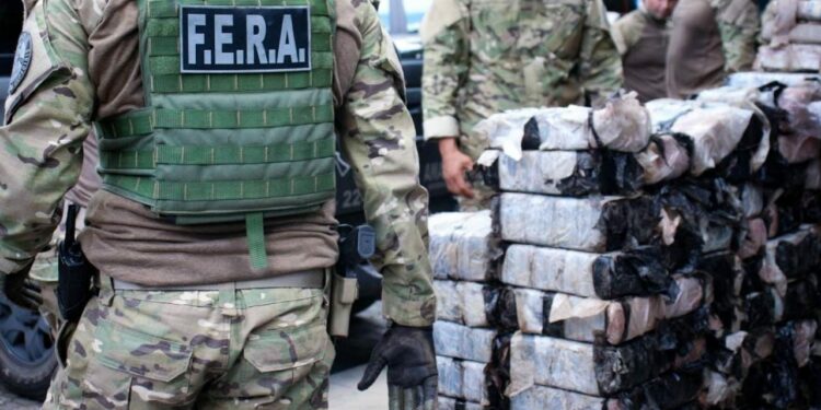 Quatro pessoas foram presas e a PC conseguiu fazer a apreensão de duas toneladas de cocaína e maconha tipo skunk, além de armas de fogo, granadas e munições. Foto: Mayara Viana/PC-AM - Divulgação