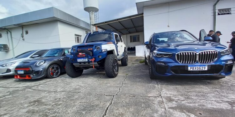 Foram apreendidos cinco veículos de luxo, avaliados em R$ 6 milhões. Foto: Erlon Rodrigues - PC/AM - Divulgação