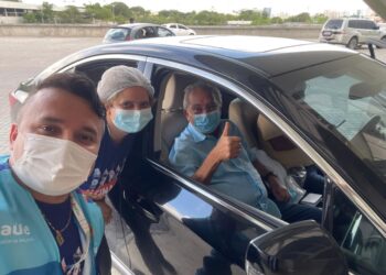 Ex-governador Amazonino Mendes alertou sobre a necessidade da terceira dose e fez foto com os vacinadores. Foto: Reprodução/Redes Sociais